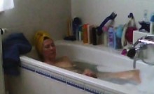 Spied my Mom shaving her pussy in bath