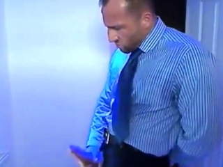 Empresario batendo punheta