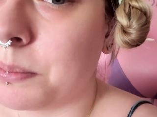 amateur blonde solo webcam