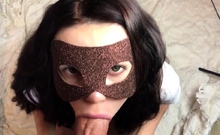 Tschechisch Brnette Babe in Maske gibt Pov Blowjob
