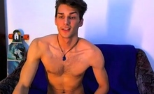 Muscular Hunk Shows Off on Webcam